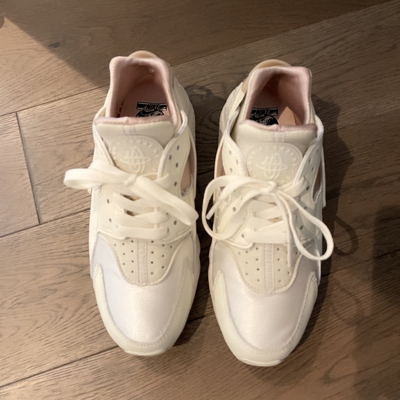 💕 Nike Air Huarache sneakers in sail/fossil stone Size 6.5 Runs Small - Picture 3 of 6